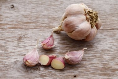 Diş sarımsak ve doğrama kurulu üzerinde ampul