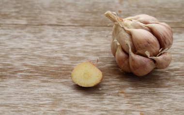 sarımsak bütün ve ahşap zemin üzerine karanfil