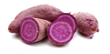 Beyaz arka planda izole edilmiş tatlı patates.