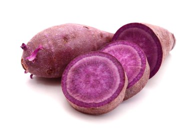 Tatlı patates. Beyaz bir arka plan üzerinde izole.