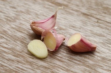 Ahşap arka plan üzerinde izole taze sarımsak