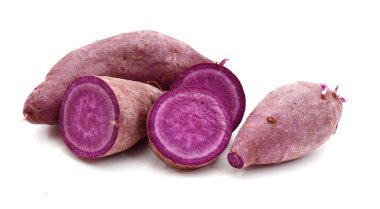 tatlı patates dilimleri üzerinde beyaz izole ile