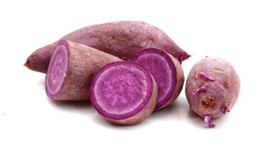 tatlı patates dilimleri üzerinde beyaz izole ile