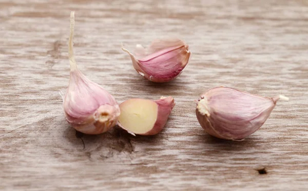 木制的桌子上新鲜紫大蒜 — 图库照片