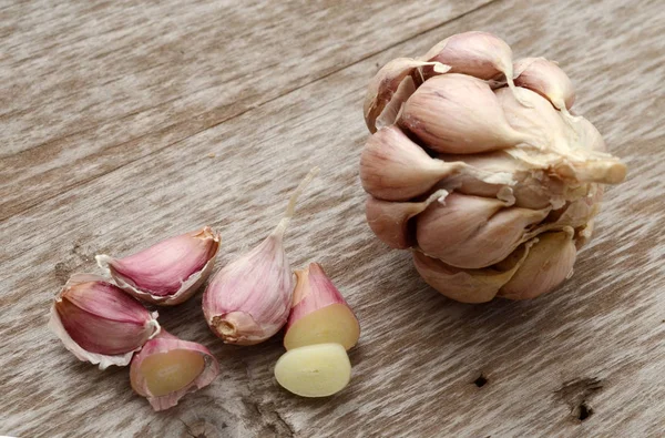 Ajo Orgánico Entero Clavos Fondo Madera — Foto de Stock