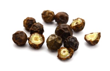 Kara biber ve tahta kaşık.