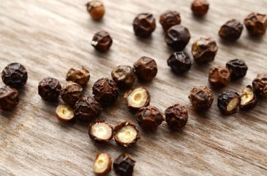 Beyaz arka plan üzerinde izole bir kaseye karabiber bezelye. Tam yığılmış alan görüntü derinliği