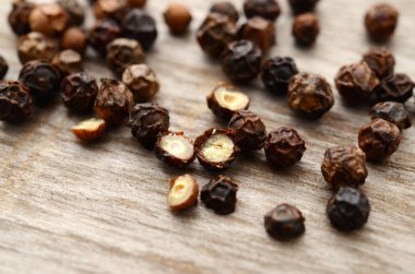 Organik kokulu kara biber. Yenibahar