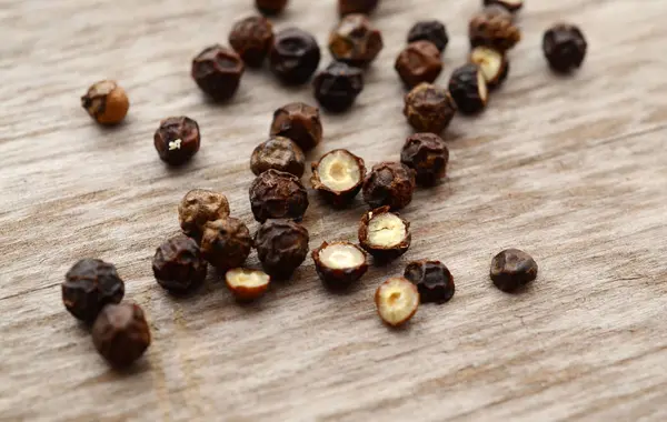 Guisantes Pimienta Negra Tazón Aislado Sobre Fondo Blanco Profundidad Completa —  Fotos de Stock