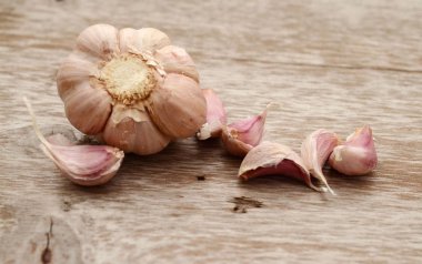 Maydanoz ve beyaz arka plan üzerinde izole baharatlar ile sarımsak