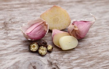 Beyaz arka plan üzerinde izole sarımsak yakın çekim