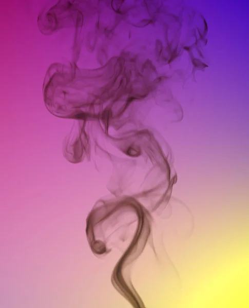 白い背景に煙の色 — ストック写真