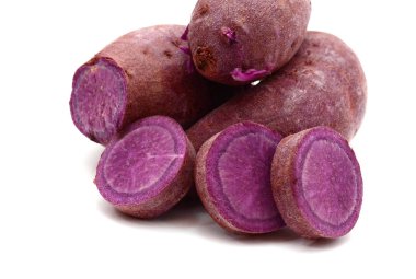 tatlı patates dilimleri üzerinde beyaz izole ile