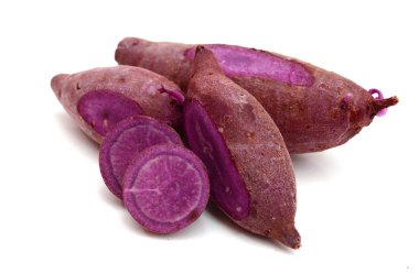tatlı patates dilimleri üzerinde beyaz izole ile