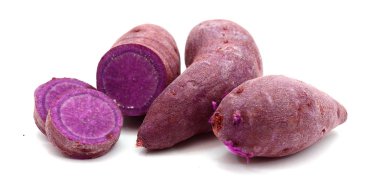 Beyaz arka planda izole edilmiş tatlı patates.