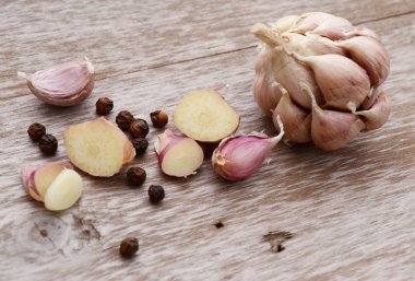 Sarımsak ampul ve beyaz arka plan üzerinde izole diş sarımsak.