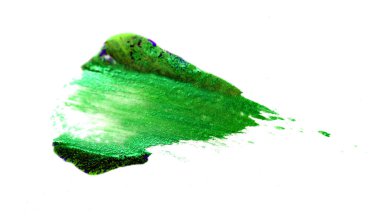 Beyaz üzerine izole edilmiş yeşil boya fırça darbesi 