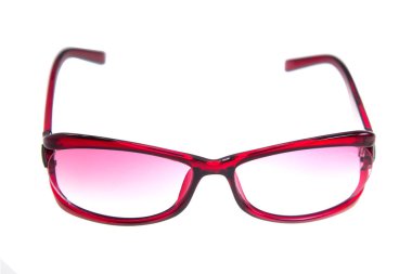 Pembe güneş gözlükleri beyaz arkaplanda izole edilmiş.