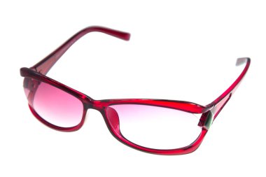 Pembe güneş gözlükleri beyaz arkaplanda izole edilmiş.