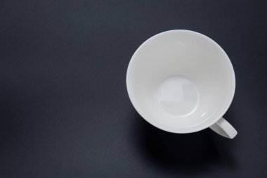 Siyah arka plan üzerine boş kahve Kupası üstten görünüm.