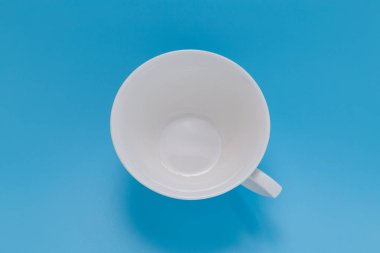 Boş kahve Kupası üstten görünüm mavi zemin üzerine.