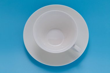 Boş kahve Kupası üstten görünüm mavi zemin üzerine.