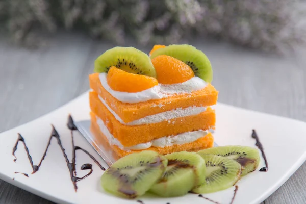 Tort Pomarańczowy Kiwi Podłoże Drewniane — Zdjęcie stockowe