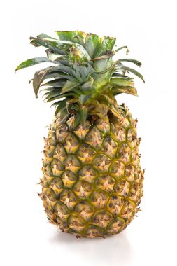 Beyaz arkaplanda izole edilmiş ananas.