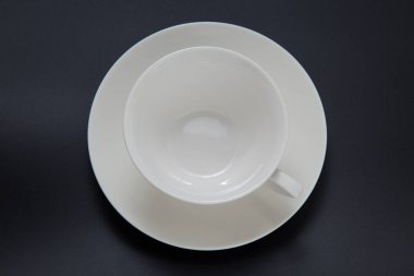 Siyah arka plan üzerine boş kahve Kupası üstten görünüm.