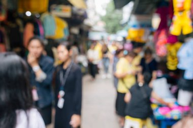 Soyut bulanık insanlar arka plan için adil markette alışveriş.