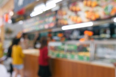 Arka plan için suşi bar önünde queuing soyut bulanık insanlar.