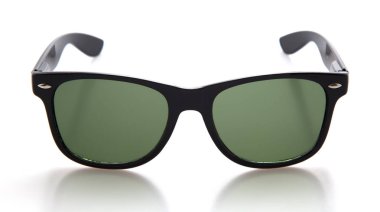 Beyaz arka plan üzerinde izole serin güneş gözlüğü.