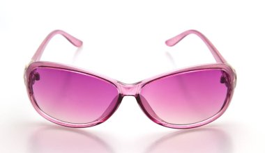 Beyaz arka plan üzerinde izole serin güneş gözlüğü.