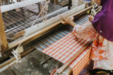 Dokuma Makinası - geleneksel Tay ipek dokuma için kullanın. Ev yapımı ipek ya da tekstil üretim Tayland.