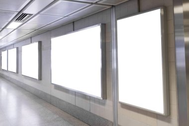 Boş billboard afişleri reklam için Metro İstasyonu.