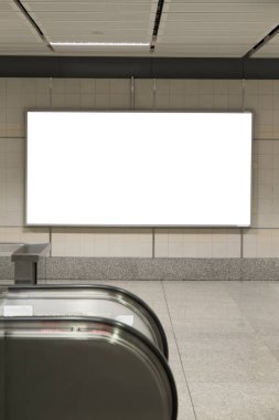 Boş billboard afişleri reklam için Metro İstasyonu.