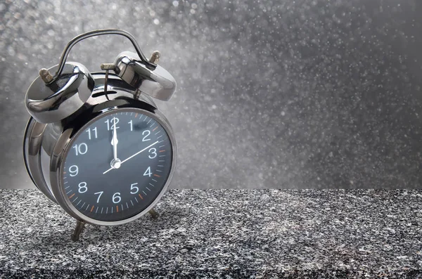 Reloj Despertador Horas Sobre Mesa Granito Con Fondo Abstracto —  Fotos de Stock