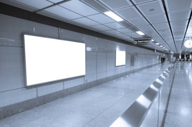 Boş billboard afişleri reklam için Metro İstasyonu.