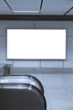 Boş billboard afişleri reklam için Metro İstasyonu.
