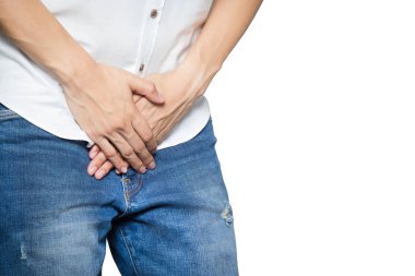 Erkek pantolon ile prostat iltihabı, prostat kanseri, Erkekler Sağlık kavramı üzerinde beyaz izole orta kasık üzerinde tutan eller.