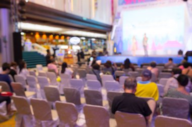 Sahne alanı üzerinde gösterisi izlemek insanlar arka plan bulanıklık.