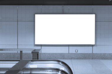 Boş billboard afişleri reklam için Metro İstasyonu.