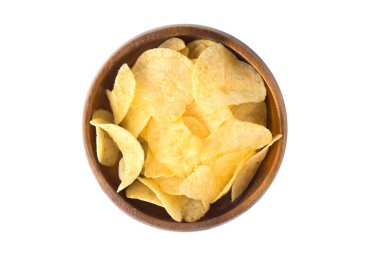 Patates cipsi ahşap kase beyaz arka plan üzerinde izole üstten görünüm.
