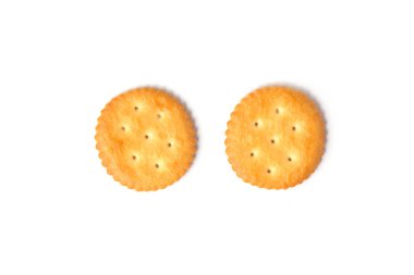 Beyaz arka plan üzerinde izole yuvarlak tuzlu kraker çerezlerin üstten görünüm.
