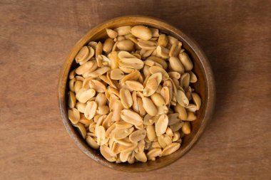 Kavrulmuş fıstık ahşap arka plan üzerinde ahşap kase.