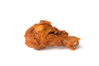 Beyaz bir arka plan üzerinde izole çıtır çıtır kızarmış tavuk budu.