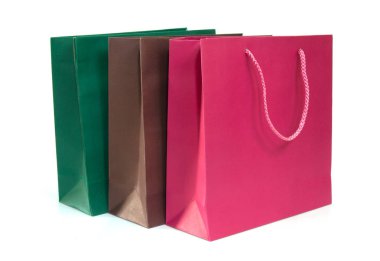 beyaz arkaplanda izole edilmiş kağıt alışveriş torbaları.