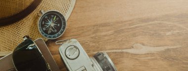 Seyahat Aksesuarları, tatil öğeleri, seyahat kavramı arka plan düz yatıyordu. Boşaltmak ile banner.