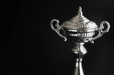 Gümüş trophy üzerinde siyah arka plan kapatın. Kopya alanı metin ve tasarımı ile kazanan Ödülleri.