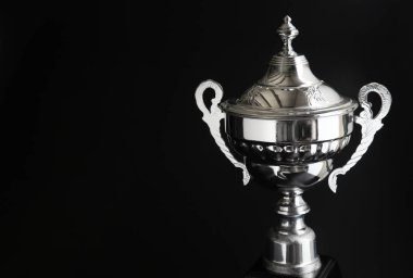 Gümüş trophy üzerinde siyah arka plan kapatın. Kopya alanı metin ve tasarımı ile kazanan Ödülleri.